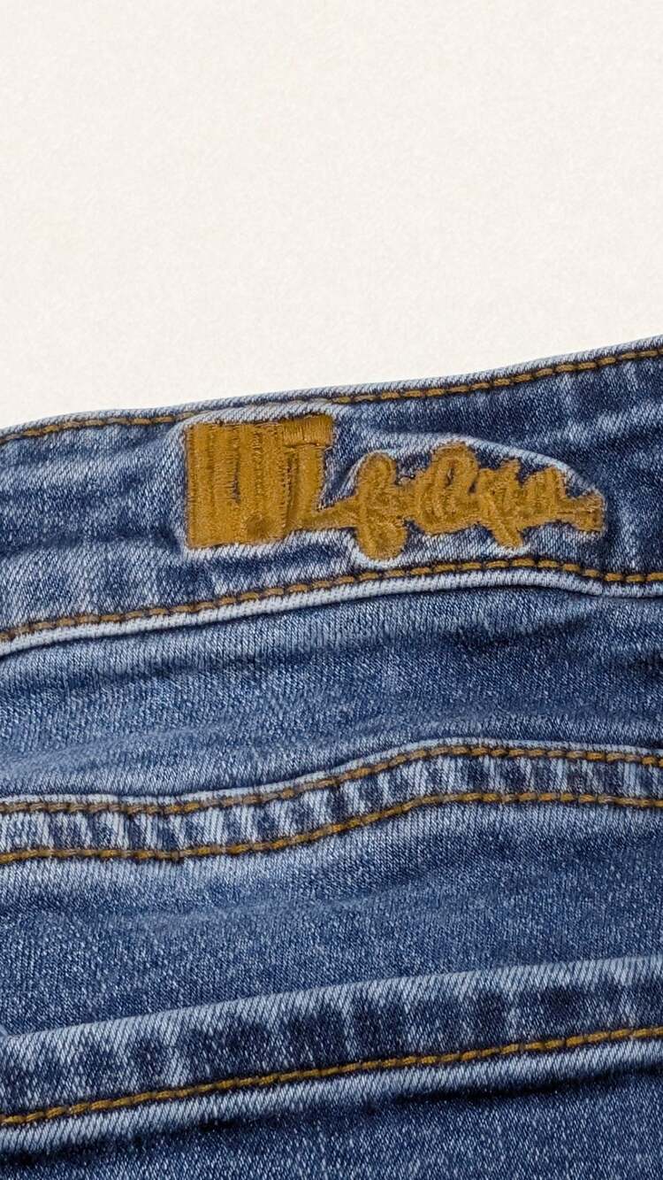KUT from the Kloth Katy Boyfriend Denim Shorts Medium Wash Cuffed Raw Hem Size 2 - Picture 13 of 14